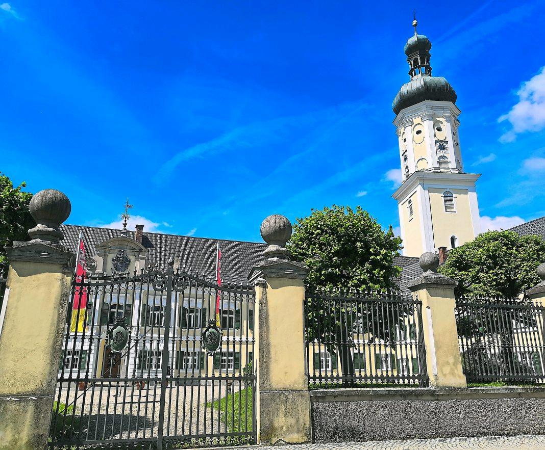 Wer nach Kühbach kommt sollte einen Blick auf die Schlossanlagen werfen.