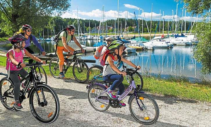 Rund um Hilpoltstein kann man mit dem Fahrrad viele Sehenswürdigkeiten erkunden. Eine der Hauptattraktionen ist der Rothsee mit seinen Gasthäusern und Badestränden. Foto: Landkreis Roth