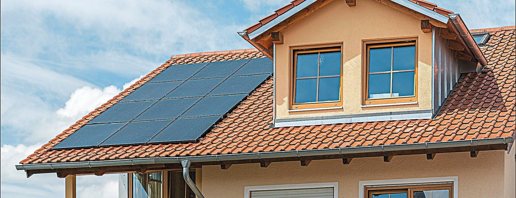 Ob in Kombination mit einer Wärmepumpe oder ohne: Eine Photovoltaikanlage kann für viele Hausbesitzer eine sinnvolle Investition sein. Foto: Creaton/txn