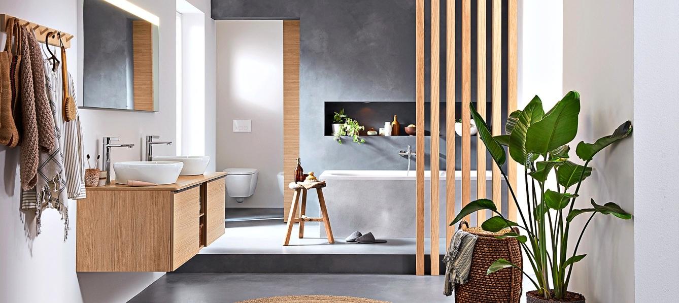 Organische Materialien wie Holz und grüne Pflanzen verbinden sich in diesem Bad mit einer warmen Lichtstimmung, die emotionale Nähe schafft. Foto: Duravit