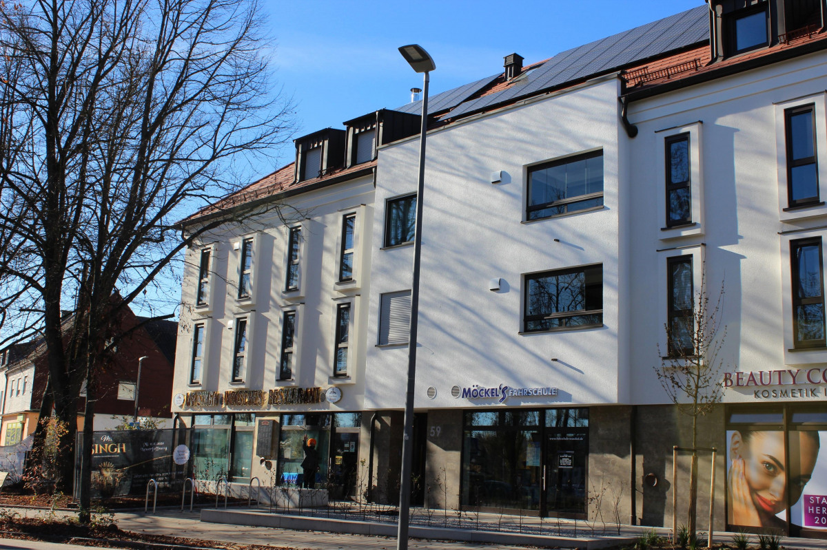 Das größte der vier Gebäude befindet sich an der Ingolstädter Straße. Hier sind sechs Gewerbeeinheiten und 30 Wohnungen untergebracht. Foto: Irrenhauser & Seitz