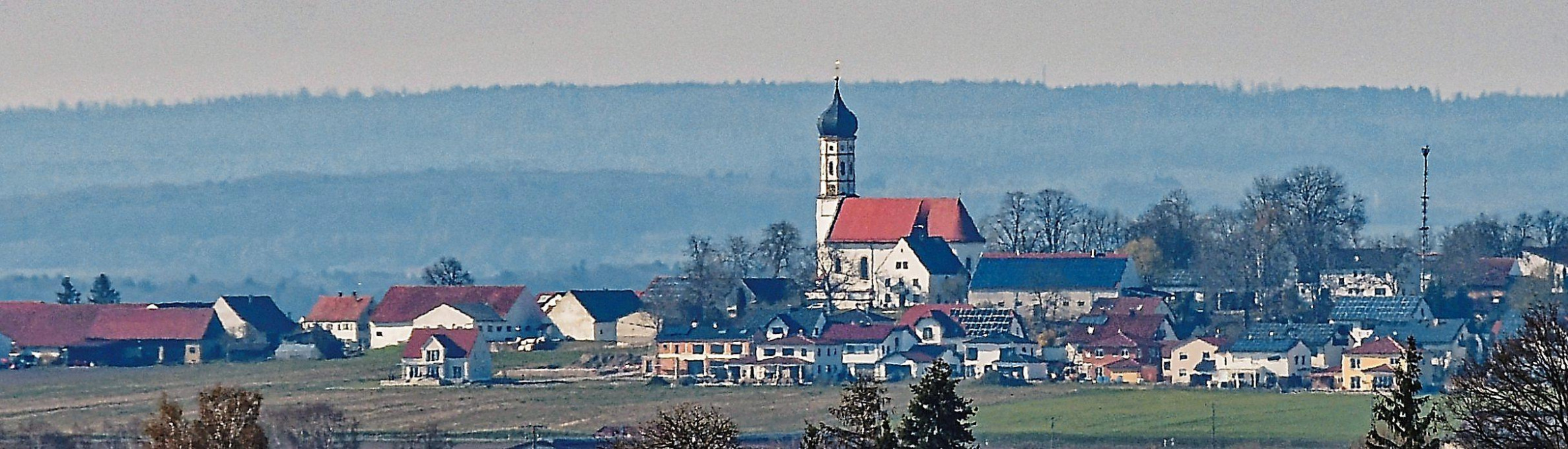 Von weit her sichtbar ist der Turm der Berg im Gauer Pfarrkirche Mariä Heimsuchung mit seiner markanten Zwiebelhaube. Er ist das Wahrzeichen der kleinsten Gemeinde des Landkreises. Foto: M. Schalk