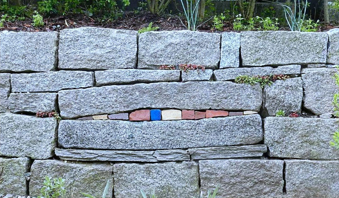 Eine Trockenmauer aus gebrauchten Natursteinstücken. Fotos: privat
