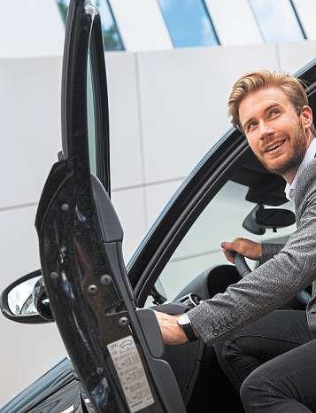 Happy-End: Wer beim Kauf von Gebrauchtwagen ein paar Tipps beachtet, fährt künftig zufriedener. Foto: Christin Klose, dpa