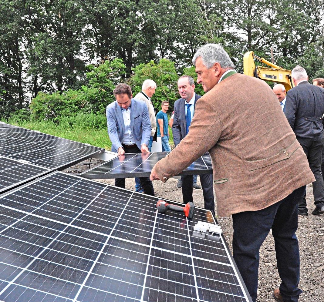  Der Solarpark Schornhof sorgt für überregionale Aufmerksamkeit. Zur Montage des letzten von rund 350.000 Photovoltaikmodulen kam sogar der bayerische Wirtschaftsminister und Vizeministerpräsident Hubert Aiwanger (FW) nach Berg im Gau. Foto: Hofmann