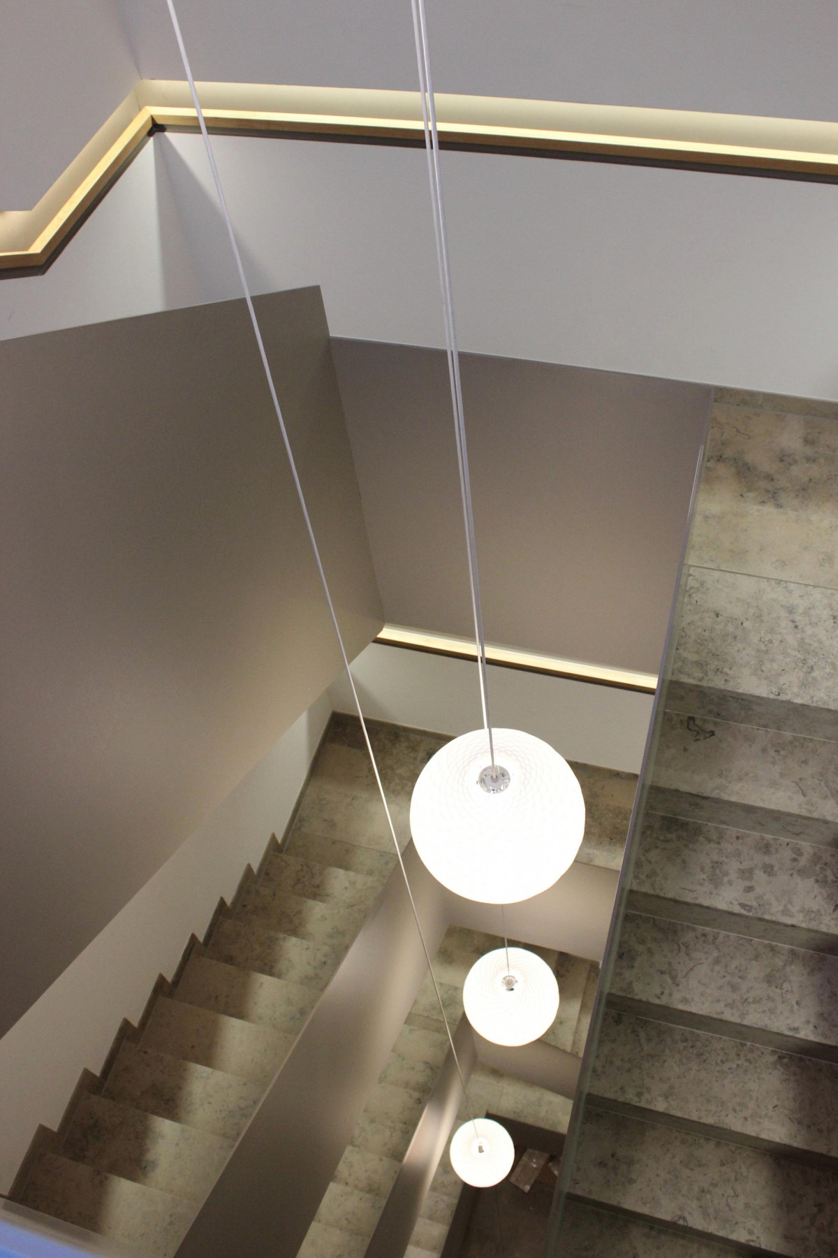 Die Lampen des dänischen Herstellers Louis Poulsen beleuchten unter anderem die Treppenhäuser. Foto: Irrenhauser & Seitz