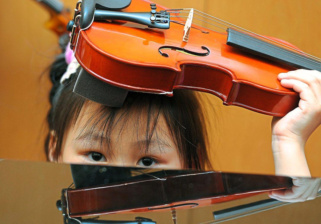 Die Geige ist ein anspruchsvolles Instrument. Kinder sollten behutsam an das Spielen herangeführt werden. Foto: Ebener, dpa