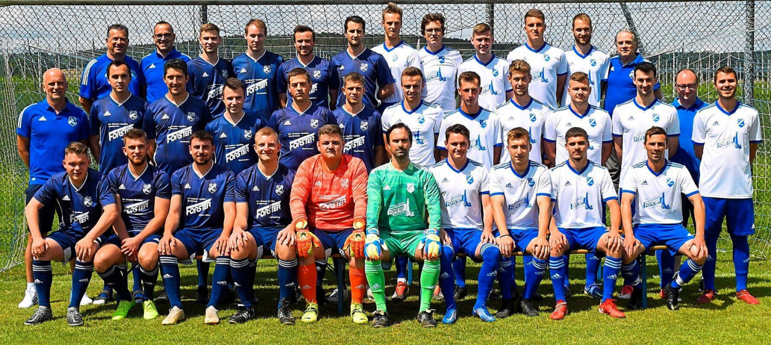 Heute und damals: Die Erste und Zweite Mannschaft im Jahr 2022. Fotos: FC Mindelstetten