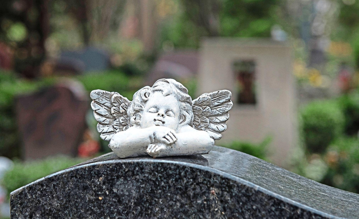 Ein Engel auf dem Grabstein ist in der Regel zulässig. Zu viel Schmuck kann aber auch wieder entfernt werden. Foto: Robert Günther, dpa