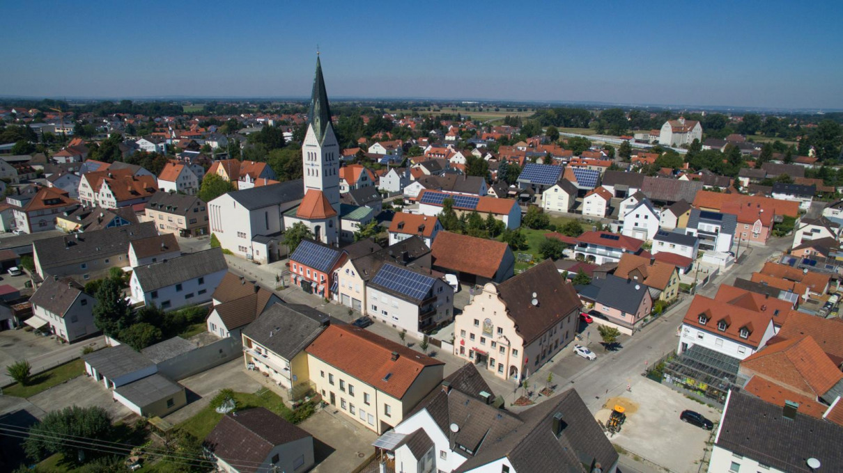 Vor mehr als 560 Jahren wurde Reichertshofen das Marktrecht verliehen und wurde so zum Zentrum der kleineren umliegenden Orte. Das ist auch heute noch so.