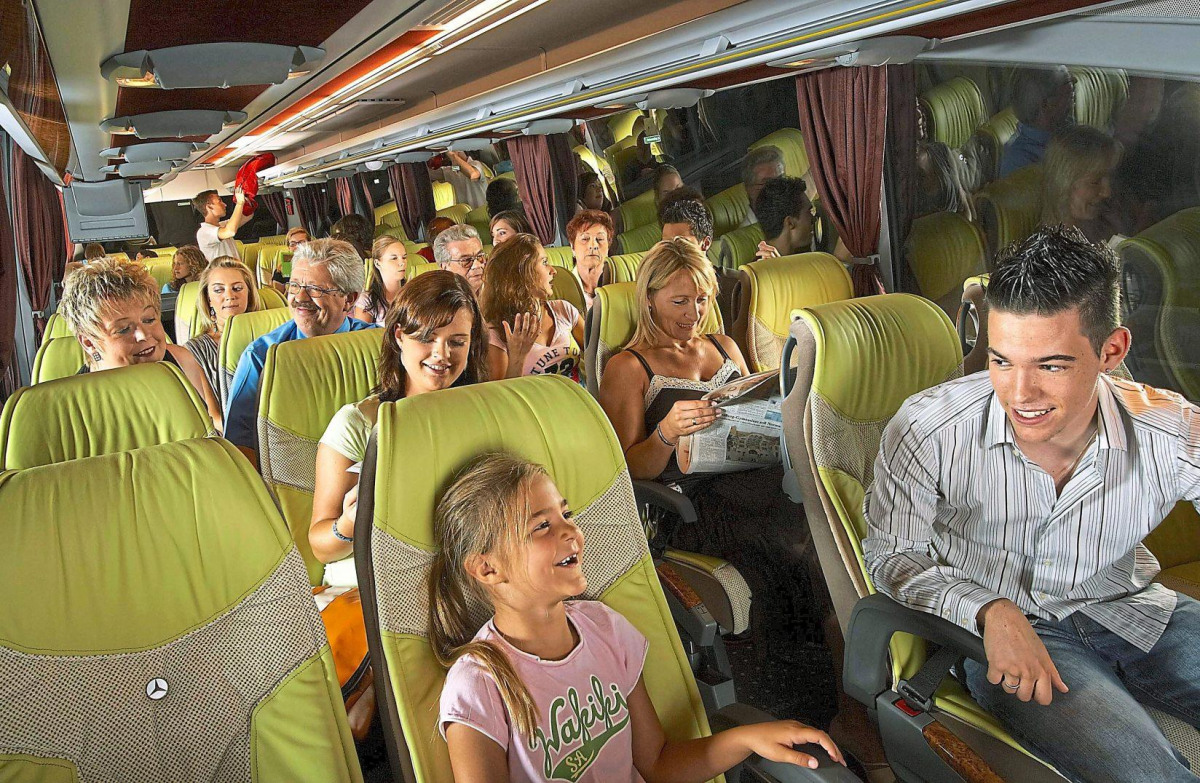 Entspannt unterwegs: Im Reisebus ergeben sich Kontakte zu Sitznachbarn fast von selbst. Foto: gbk, dpa