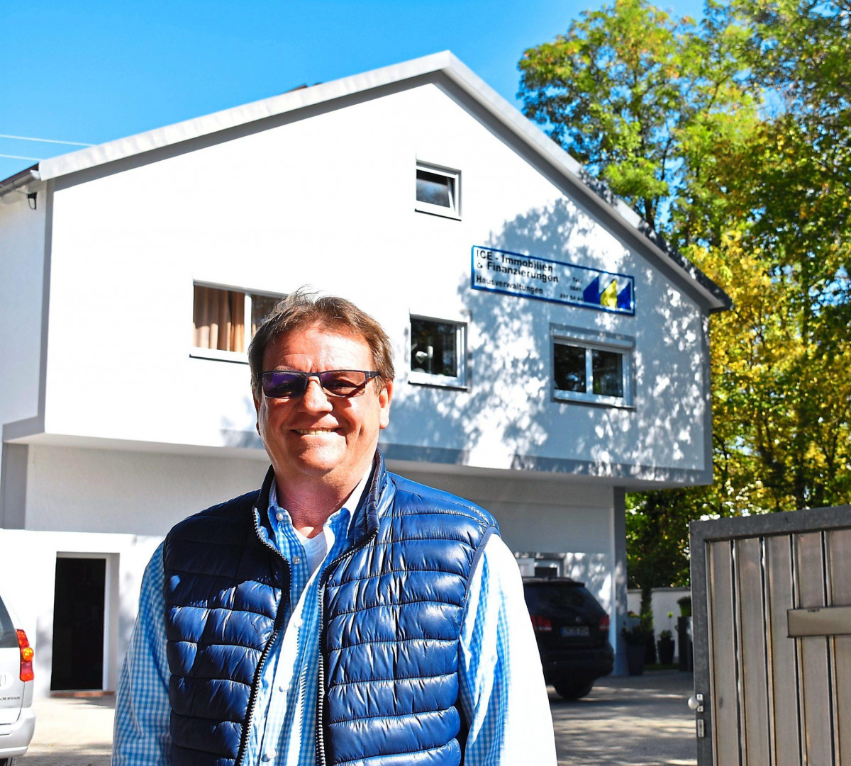 Firmenbesitzer Robert Schmid setzt darauf, Gebäude zu renovieren, wie auch bei seinem Firmenbüro. Fotos: Hausmann/Schmid