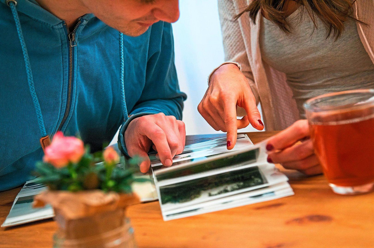 Kleine, individuelle Rituale helfen bei der Trauerarbeit: Ein Fotobuch vom alten Elternhaus kann Erinnerungen bewahren, auch wenn das Haus längst leer geräumt ist. Fotos: Christin Klose/dpa