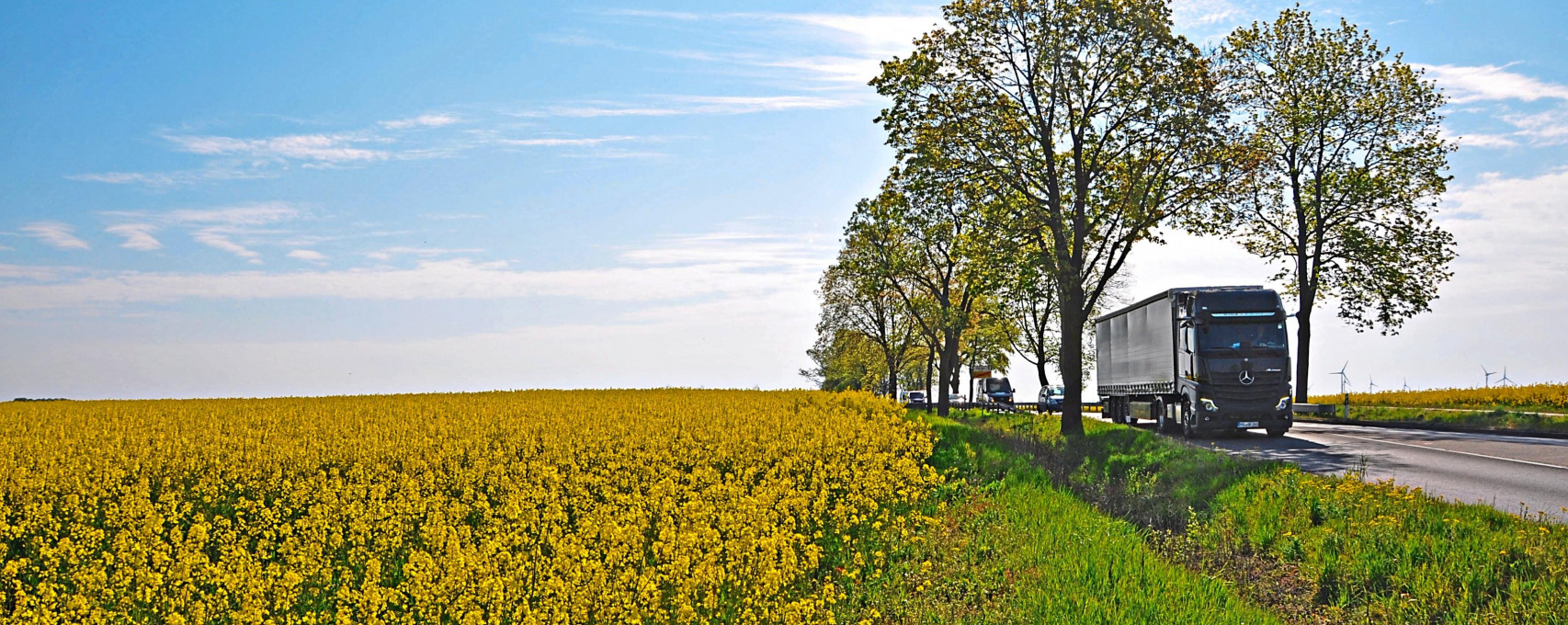 In vielen Bereichen werden Verbrennungsmotoren auch künftig unentbehrlich sein. Mit Biokraftstoffen etwa aus Raps sind sie klimafreundlicher unterwegs. Foto: djd/www.biokraftstoffverband.de