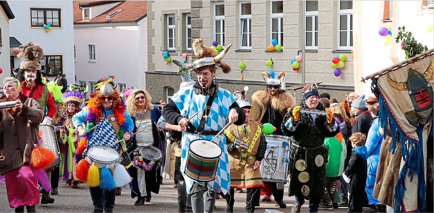 Die damischen Ritter ziehen mit Samba-Rhythmen durch die Straßen. Fotos: Meyer