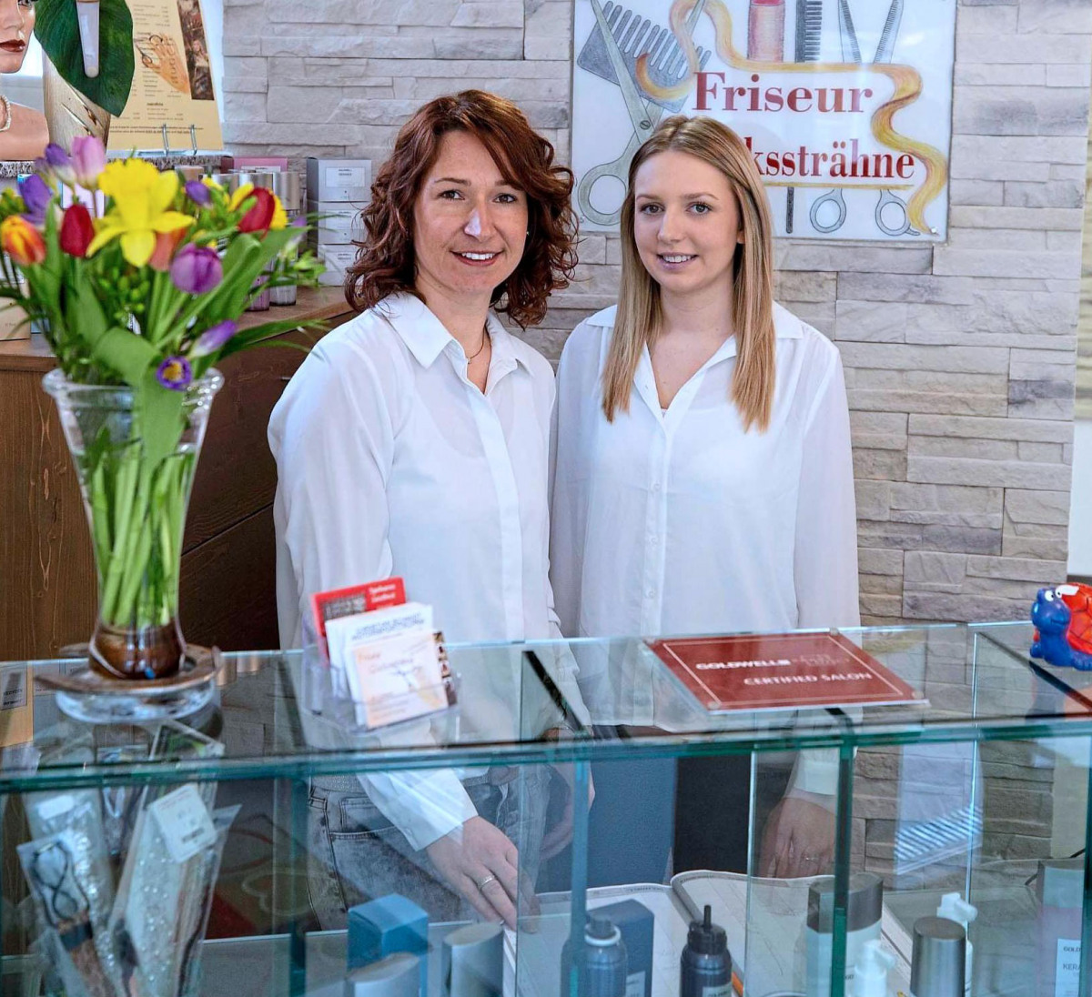 Freuen sich auf viele glückliche Kunden: Friseurmeisterin Lydia Geistbeck (links) und ihre Auszubildende Lisa Schweighart. Fotos: Schönach