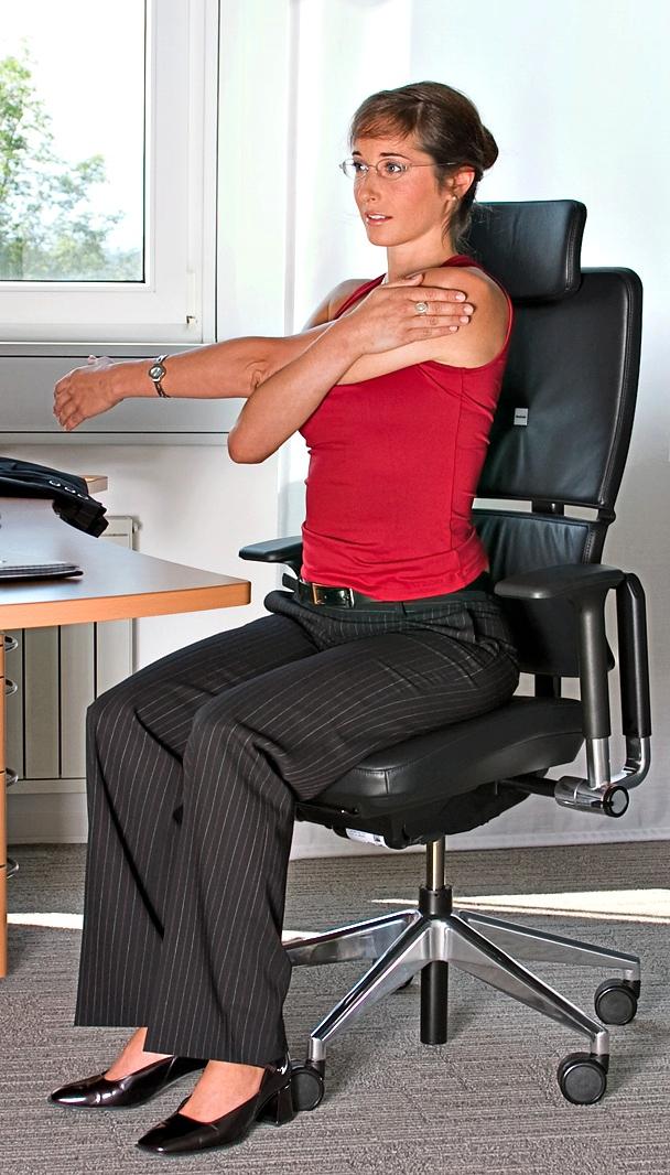 Wer am Schreibtisch arbeitet, sollte ab und zu die Schulter dehnen und oft die Sitzposition wechseln. Foto: Praxisklinik Dr. Schneiderhan