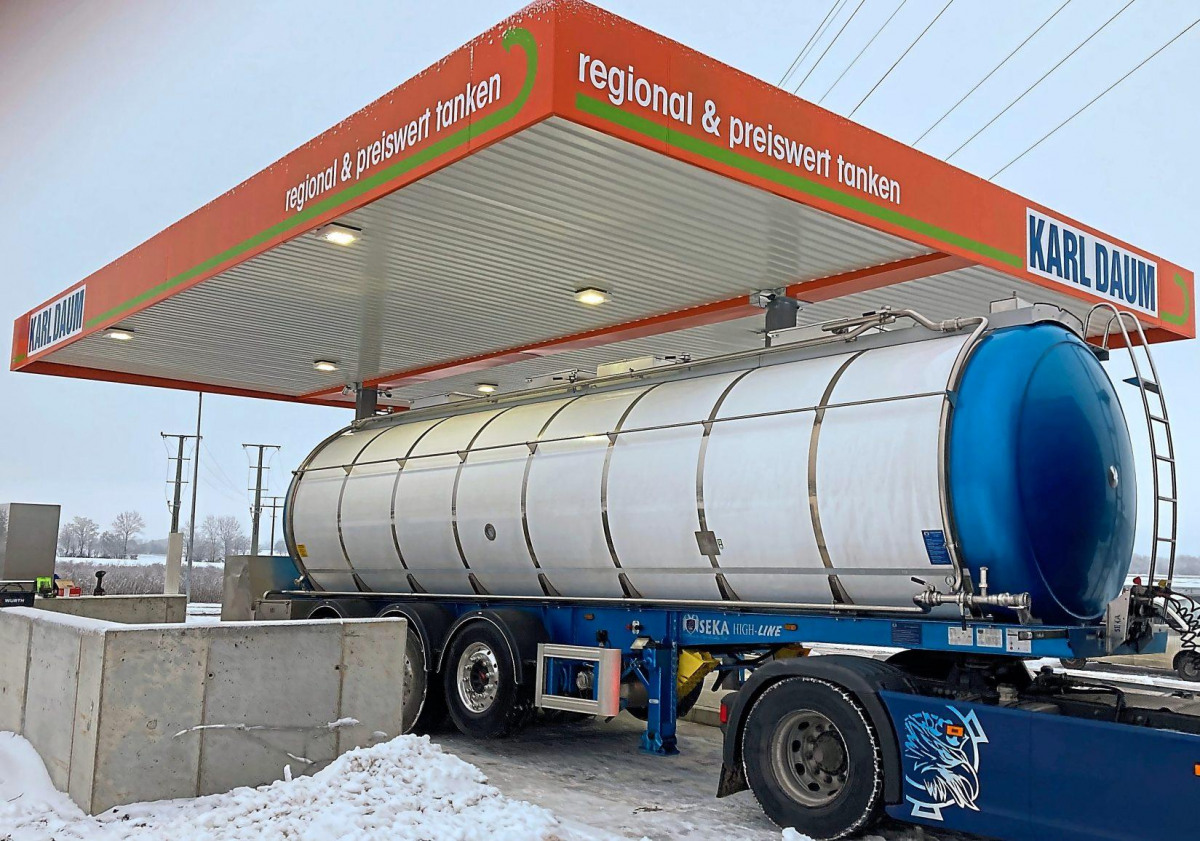 „Regional & preiswert tanken“ ist das Motto der neuen 24-Stunden-Tankstelle im interkommunalen Gewerbegebiet Preith. Die Firma Karl Daum hat sie nach modernsten Kriterien errichtet. Fotos: Bauer/Daum