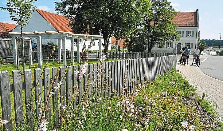 Ein neuer Bürgerpark ist in Gachenbach dort entstanden, wo einst in zentraler Lage ein baufälliges Haus stand. Gleich daneben befindet sich das Bürgerhaus. Foto: Hofmann  
