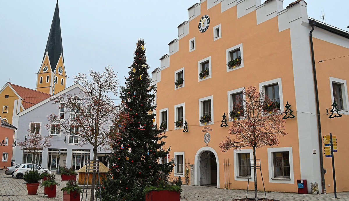 In Dietfurt steht der Christbaum bereits prächtig geschmückt direkt vor dem Rathaus und verbreitet festliche Stimmung. Foto: Deisler