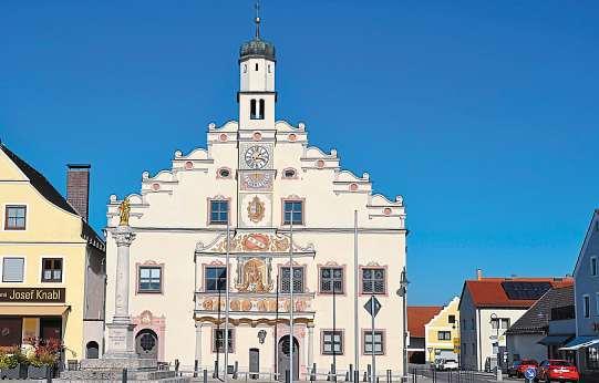 Geschichte, Natur und Kultur: Das alles und noch viel mehr ist Gaimersheim. Oben das Rathaus, darunter die katholische Pfarrkirche und die Mariensäule am Marktplatz. Fotos: Mayer