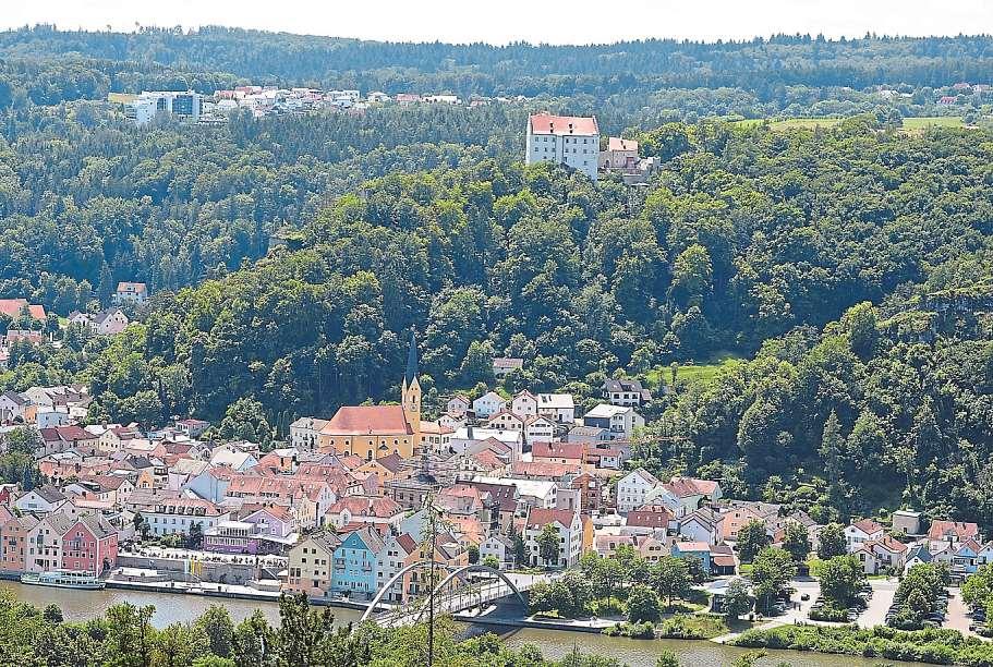 Vom Jachenhausener Berg bietet sich ein traumhafter Blick auf die Altstadt und die darüber thronende Rosenburg. Foto: Erl