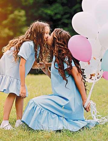 Ein Küsschen für die beste Mama der Welt: Nicht nur die kleinen Kinder überraschen ihre Mütter am Muttertag mit einem Geschenk. Auch Mamas von längst erwachsenen Kindern freuen sich an diesem Tag über eine nette Geste. Foto: Pixabay/akz