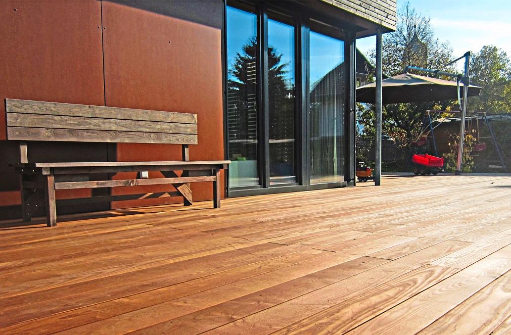 Das Baumaterial Holz liegt im Trend. Mit einer speziellen Thermobehandlung werden zum Beispiel Terrassendielen besonders langlebig gemacht. Foto: djd/swero.de