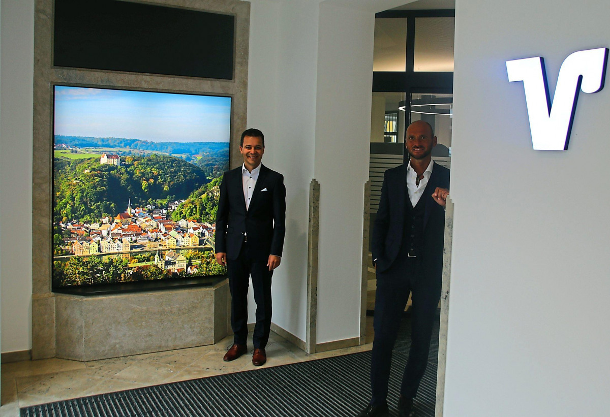 Zufrieden mit dem Ergebnis des Umbaus der Raiffeisenbank Riedenburg sind Vorstandsvorsitzender Konrad Kolbinger (rechts) und Vorstand Thomas Buchner. 
