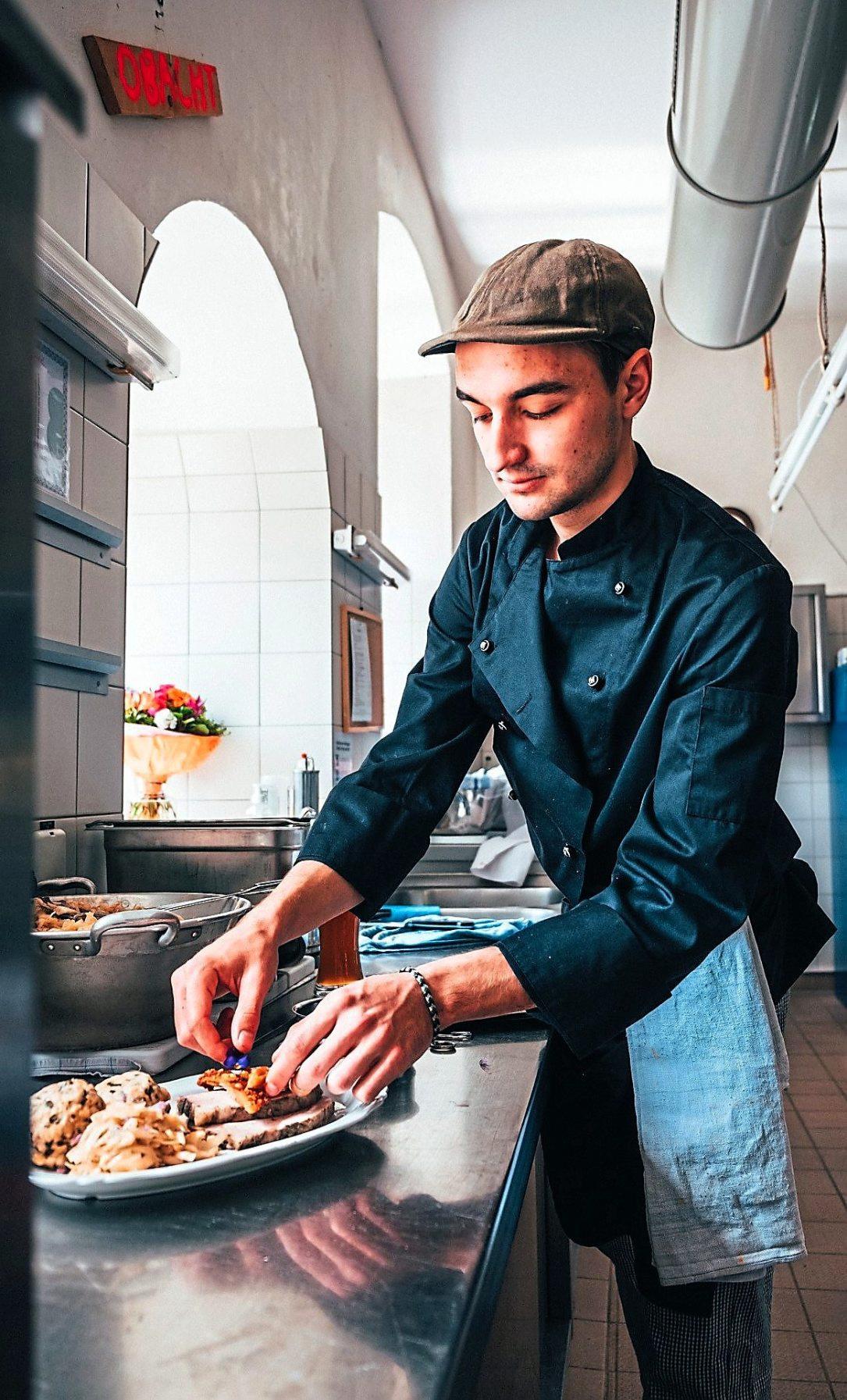 Paul Kleebinder hat seine Liebe zum Kochen bei einem Ingolstädter Projekt mit Flüchtlingen entdeckt. Foto: Marco Pirzer