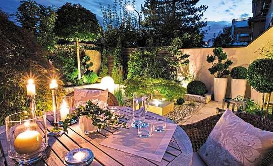 Mit einer guten Lichtplanung lässt sich auch ein herbstlicher Garten wunderbar in Szene setzen. Foto: Gärtner von Eden