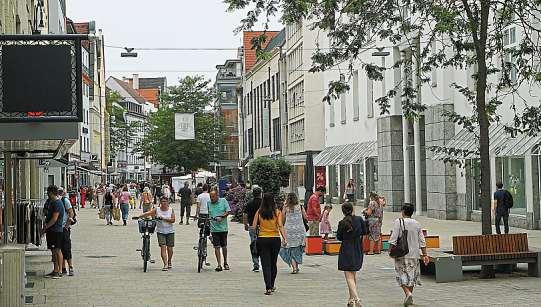 Die Fußgängerzone im Herzen der Stadt lädt zum Flanieren ein. Foto: Brandl