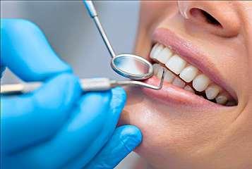 Eine gute Mundhygiene und regelmäßige Zahnarztbesuche sind bei Diabetikern besonders wichtig. Foto: Initiative proDente