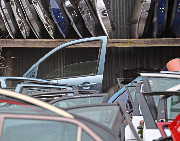 Gerade bei älteren Autos können gebrauchte Teile vom Verwerter die Reparaturkosten überschaubarer machen. Foto: Murat, dpa