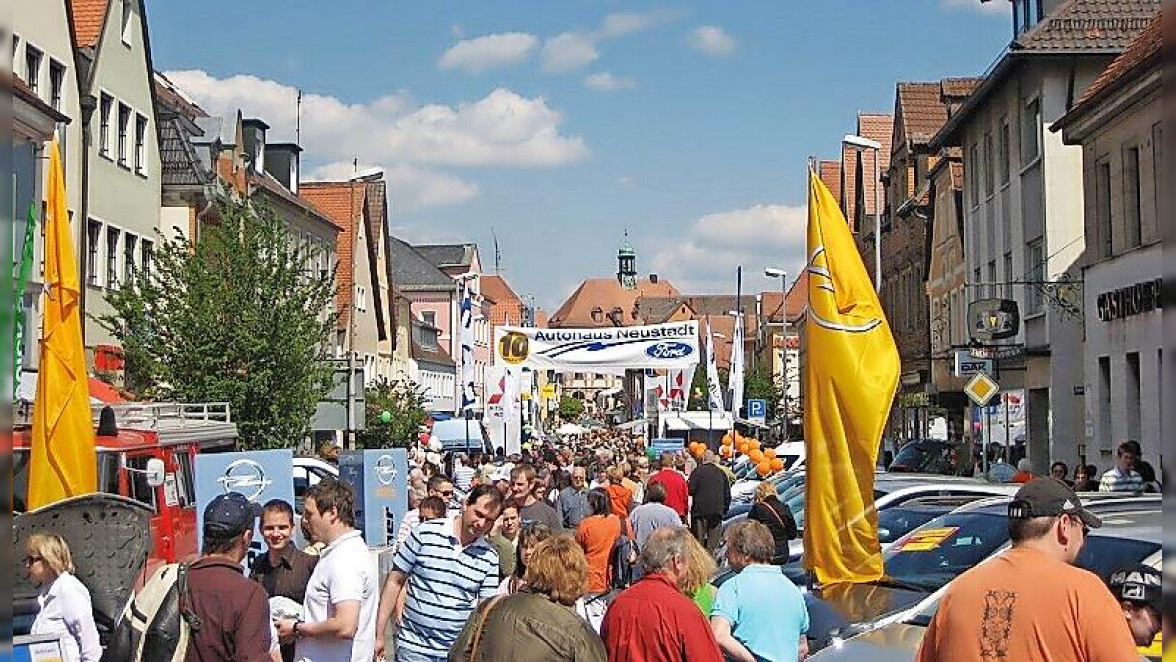 Frühlingsfest in Neustadt an der Aisch mit Automeile, Bauernmarkt und der Band Volldampf 