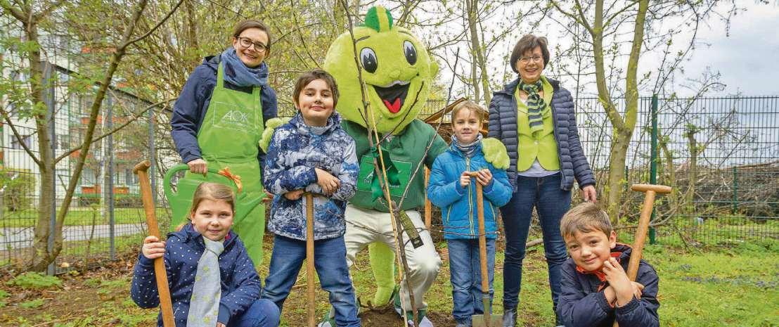 Kleines Gemüse ganz groß: Schulgartenprojekt der AOK Sachsen-Anhalt bringt Kindern die Natur näher