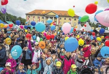 Bunte Ballons steigen auf über Naumburg