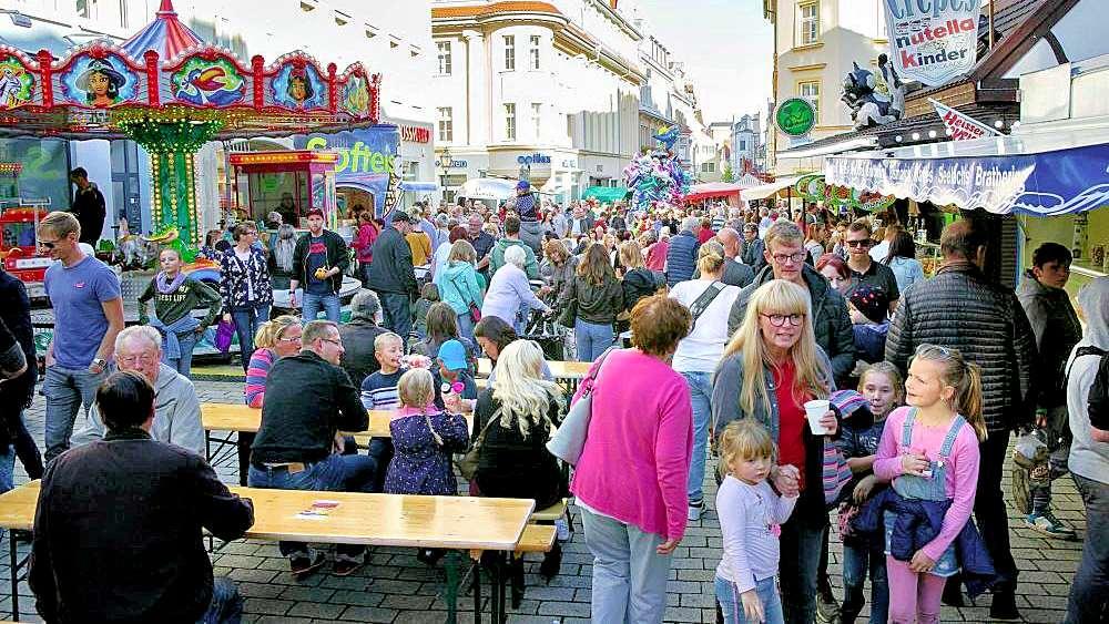 Das süßeste Stadtfest Mitteldeutschlands: Zeitzer Zuckerfest 2022 mit der Band Tänzchentee und Frühshoppen 