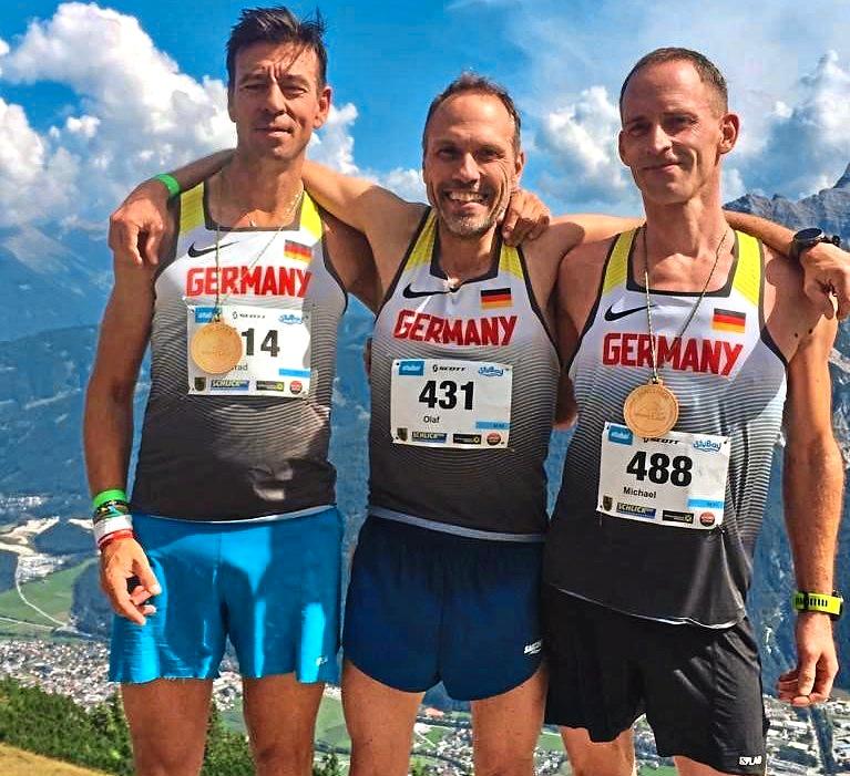 Der Weltmeister hat den Laufkameraden seine Goldmedaillen umgehängt. Olaf Schober vom WSV Otterskirchen (Mitte) mit den Vereinskollegen Konrad Kufner (links) und Michael Schoger auf der Schlickeramlstrecke hoch über Telfes. − Foto: Privat