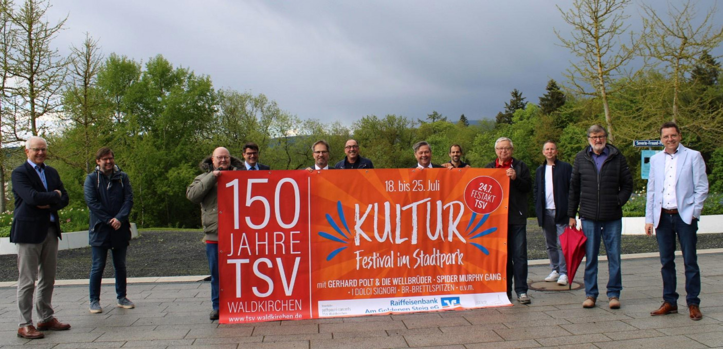 Sie freuen sich auf das Kulturfestival: Von links: TSV-Vorsitzender Reinhard Maier, TSV-Vorstandsmitglied Gunther Ilg, Stadtmanager Michael Hobelsberger, Raiba-Marketingleiter Michael Höfl, Raiba-Vorstand Helmut Scheibenzuber, Festausschuss-Organisator Franz Brunner, Raiba-Vorstand Kurt Gampe, Co-Veranstalter Alex Poth, TSV-Vorstandsmitglied Hans Gründinger, Hannes Huber, stellvertretender TSV Vorsitzende Sigi Klose und Bürgermeister Heinz Pollak. − Foto: po