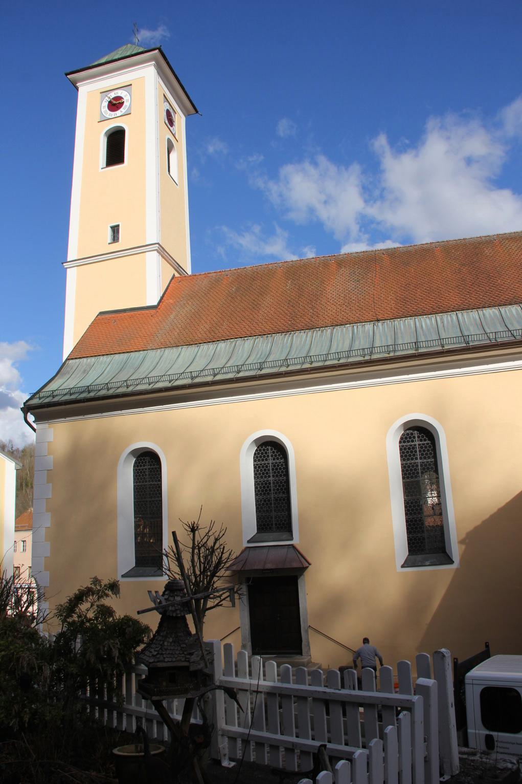 Den strahlenden Mittelpunkt des Passauer Stadtteils Hals bildet die Pfarrkirche St. Georg, deren Hochwasserschäden aus dem Jahr 2013 nun beseitigt sind.