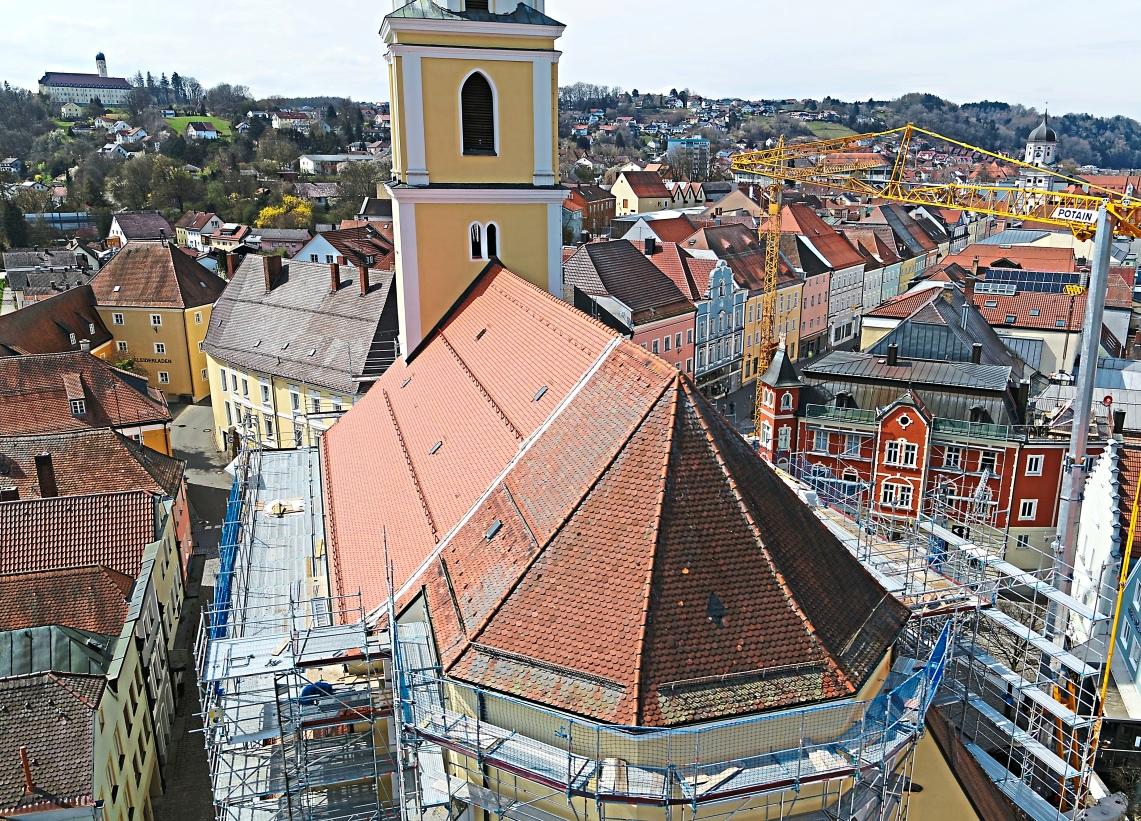 Die rund 890 qm große Dachfläche wurde mit über 30.000 speziellen Kirchen-Biber-Ziegel neu eingedeckt. − Foto: Grassl