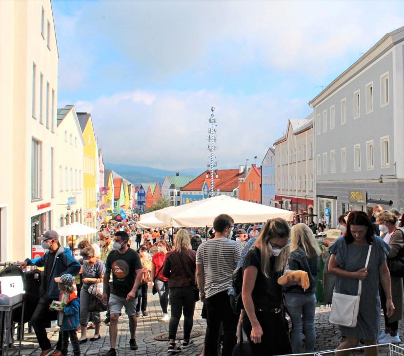 Mitten im Leben: In der Herzmitte von Passau, am Domplatz, ist die HOME Base entstanden. In dem taubenblauen Gebäude können künftig junge Menschen tiefer in den Glauben hineinfinden. - Fotos: Uschi Friedenberger