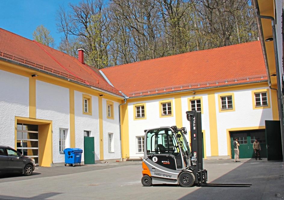 Einer vielfältigen neuen Nutzung zugeführt worden ist das alte Hofgebäude – in unmittelbarer Nachbarschaft zu Brauerei und Bräustüberl – nach der aufwändigen Umgestaltung.  