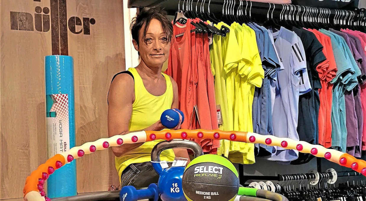 „Home-Fitness“-Aktivitäten werden immer beliebter: Auch Andrea Müller bietet bei Sport Müller deshalb Hula-Hoop-Reifen, Fitnessmatten, Gymnastikbändern und Hanteln in unterschiedlichen Gewichtsklassen an.