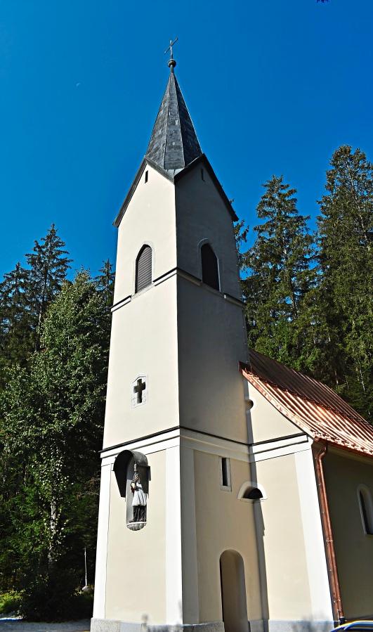 Im Wald bei Gottsdorf ragt der Turm der Wallfahrtskapelle Kaltenbrunn hervor. − Fotos: Pree