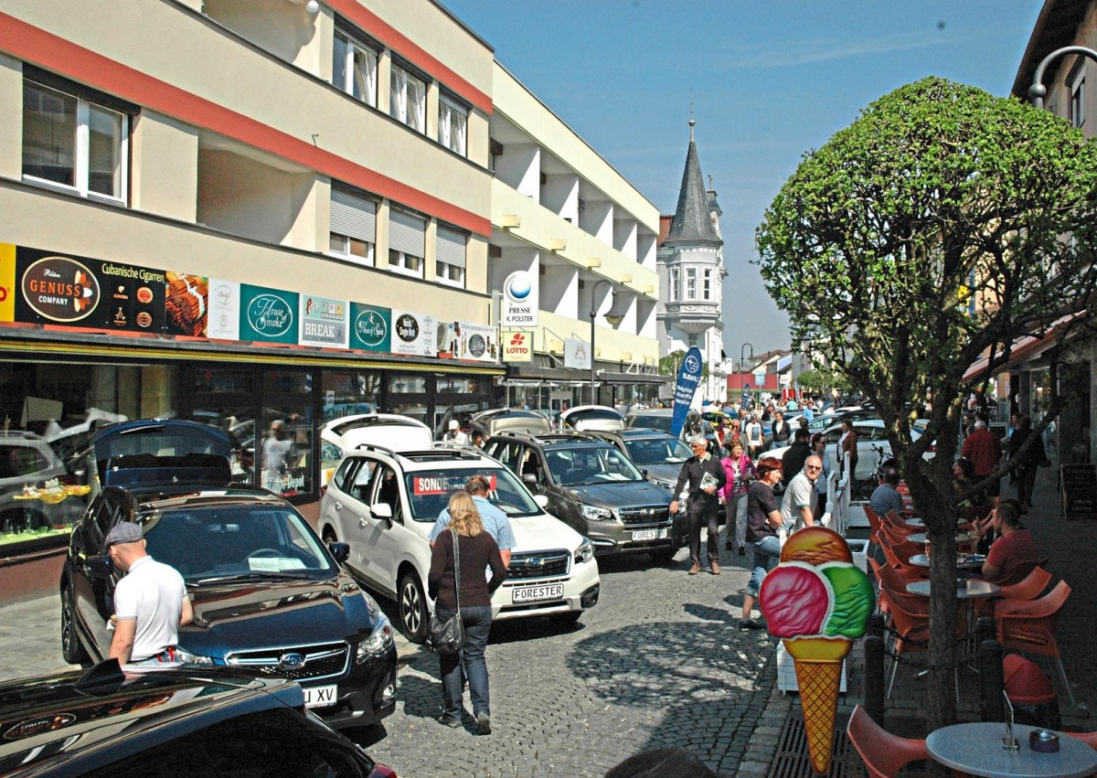 „PoMot“ im Herzen der Stadt: Insgesamt 150 Fahrzeuge sind beim verkaufsoffenen Sonntag in der Passauer Straße in Pocking zu bewundern. − Foto: red