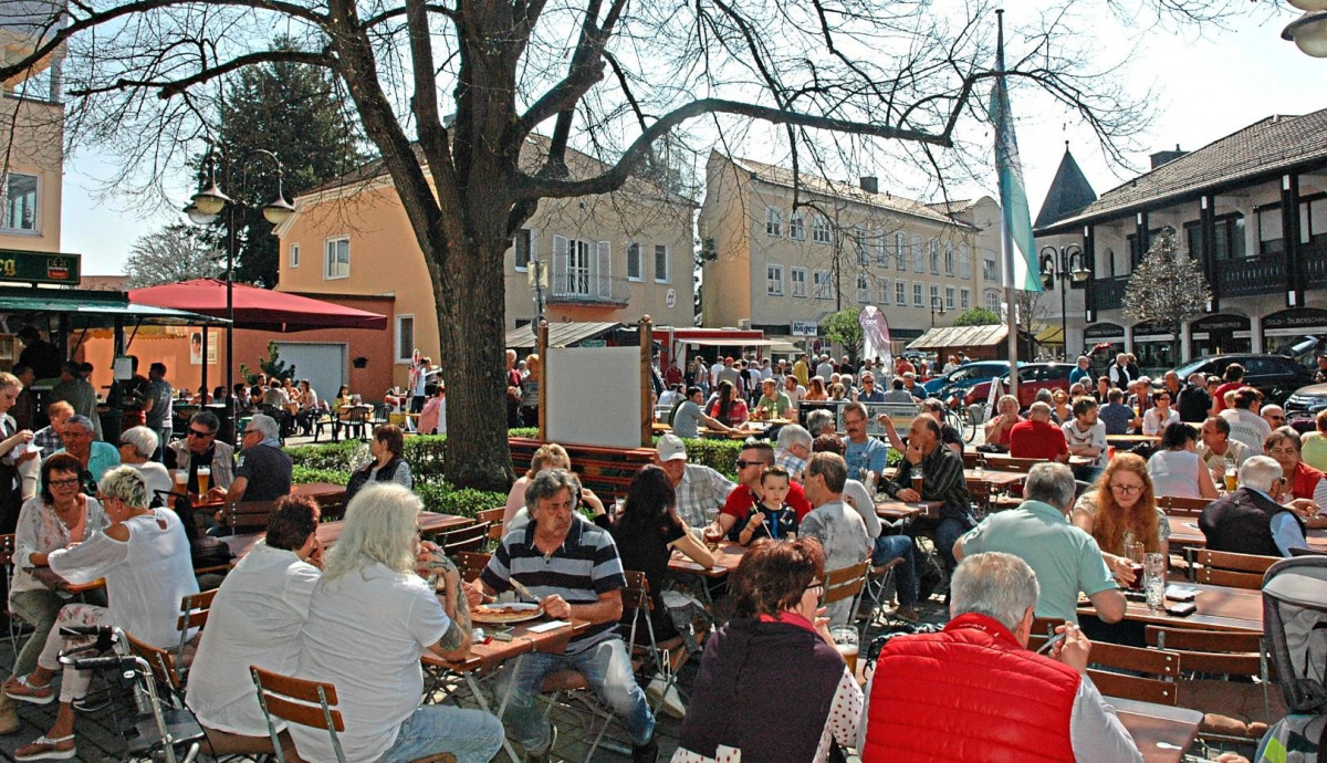 Bei schönem Wetter wird der Stadtplatz am Sonntag zum großen Biergarten. − Foto: red