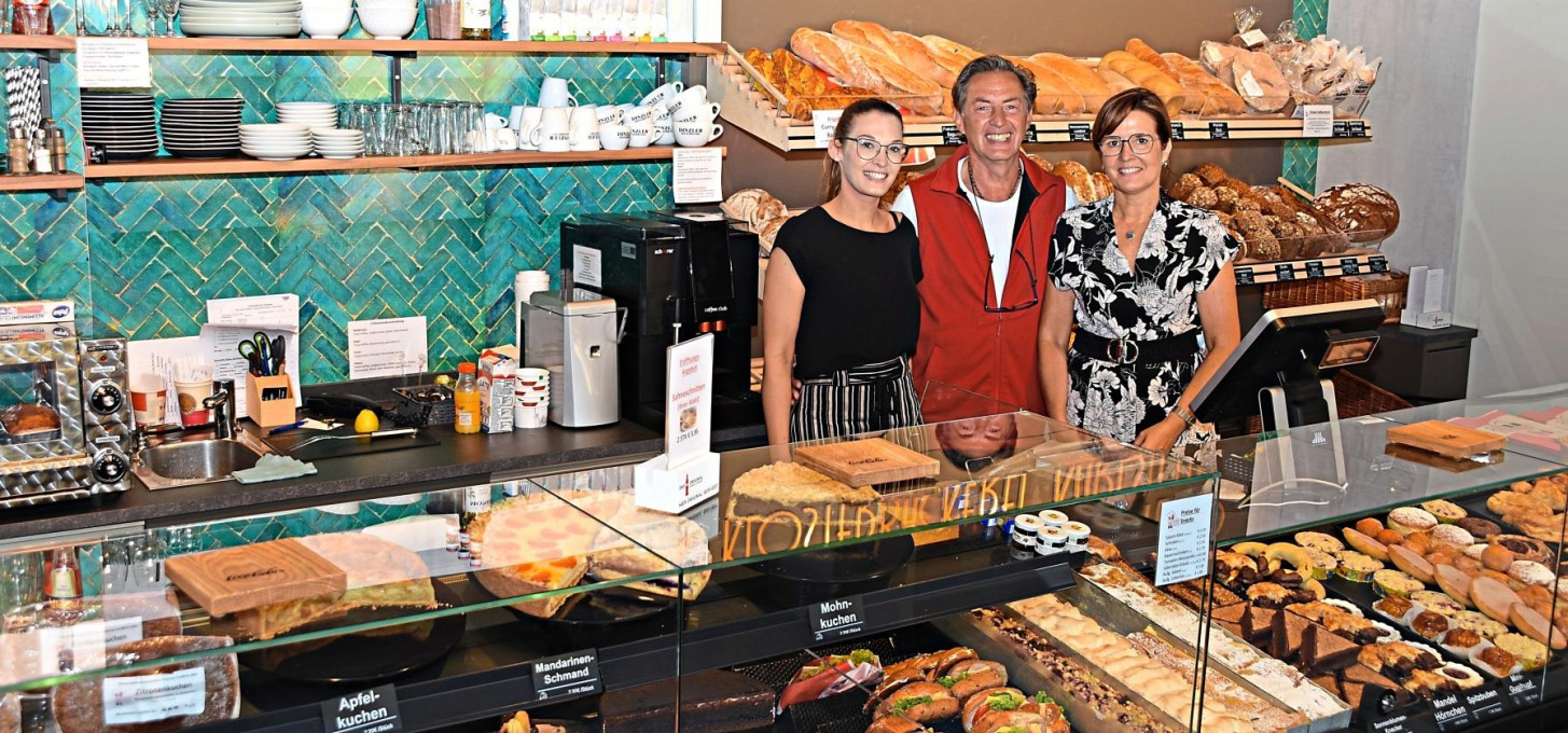 Die Klosterbäckerei KARLSTETTER besticht mit „meisterhafter Qualität“ in allen Bereichen des Bäcker- und Konditorhandwerks – erstklassiger Service natürlich inklusive. Im Bild Bäcker- und Konditormeister Anton Karlstetter mit Tochter Angelina (Bäckermeisterin/l.) und Gattin Bettina. − Fotos: Nöbauer