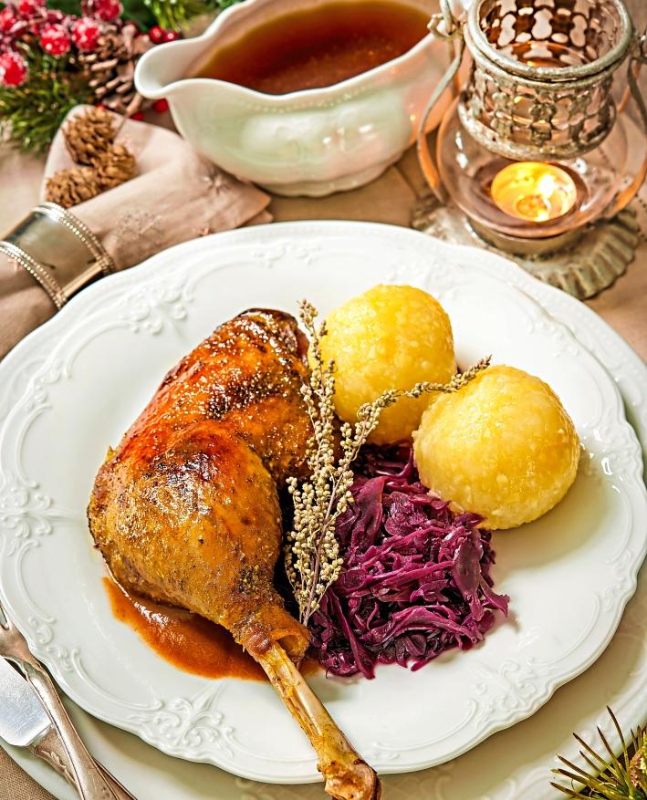 Ein knuspriger Gänsebraten mit Reibeknödel, frischen Salaten, Blaukraut und einem Glas Rotwein schmeckt nicht nur zur Kirchweih-Zeit. − Foto: ©Alexander Raths, stock.adobe.com